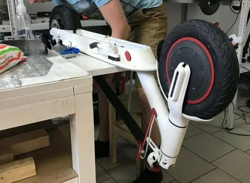 Workshop with electric vehicle diagnostics